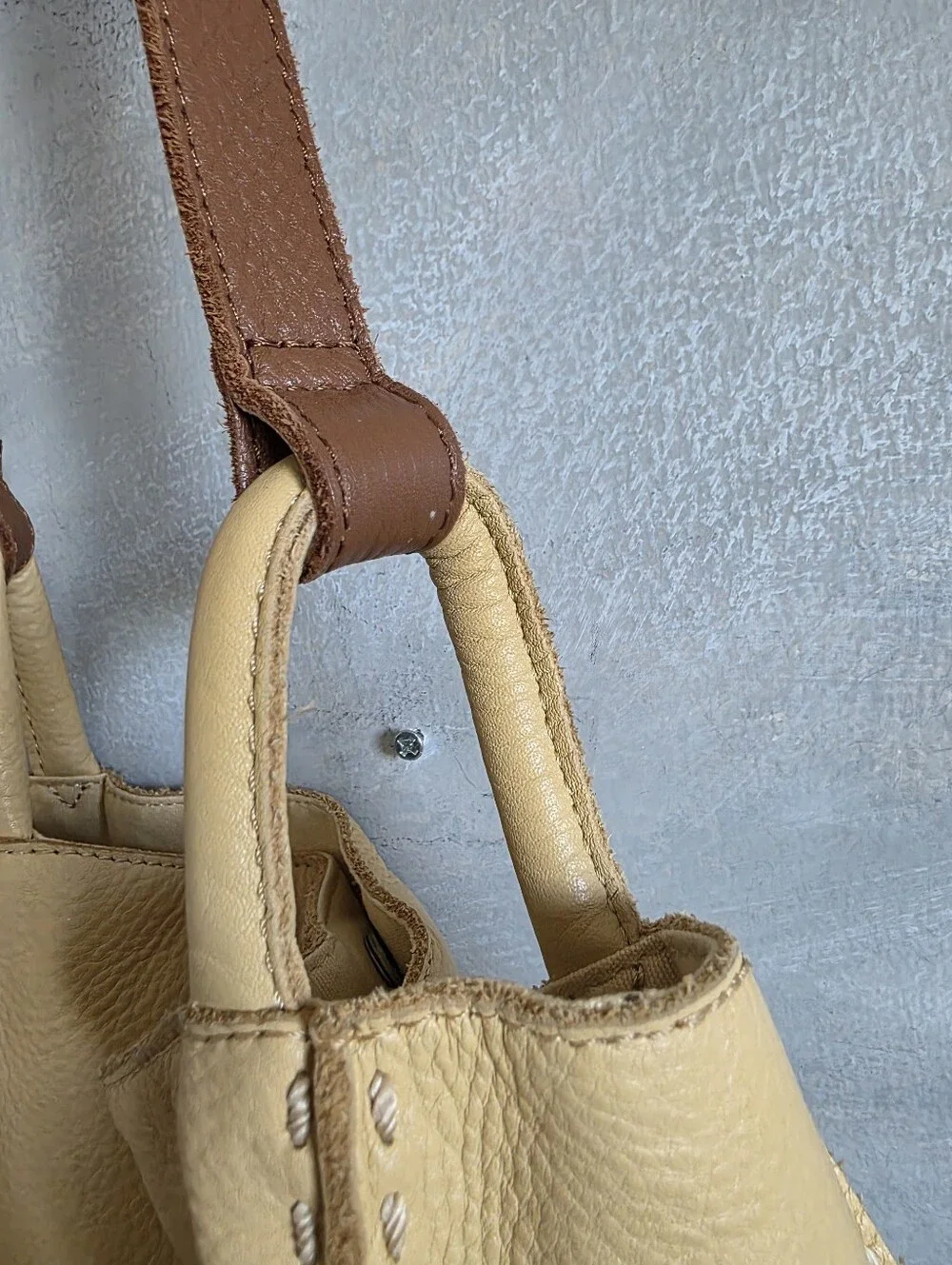 The Sak Los Feliz Slouchy Crossbody Yellow Leather Two Tone Pebbled 11.5x10x4 - Picture 7 of 13